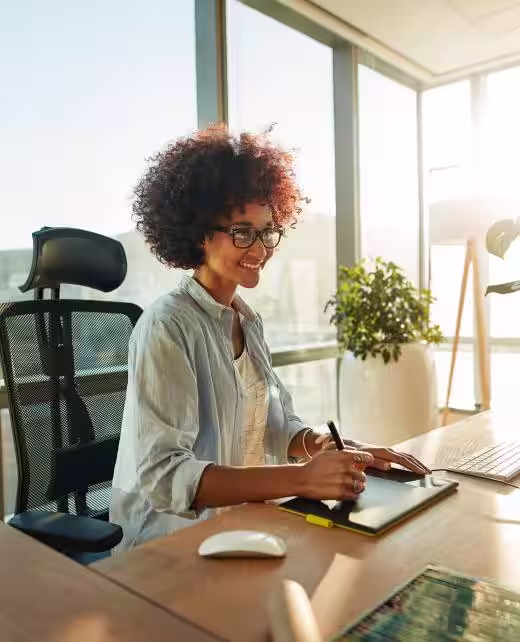 Persona escribiendo en tablet